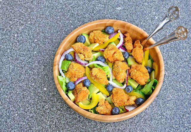 Salat med fiskenuggets og blåbær