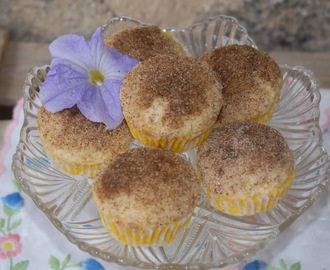 Eplemuffins med kanel og sukkertopping.