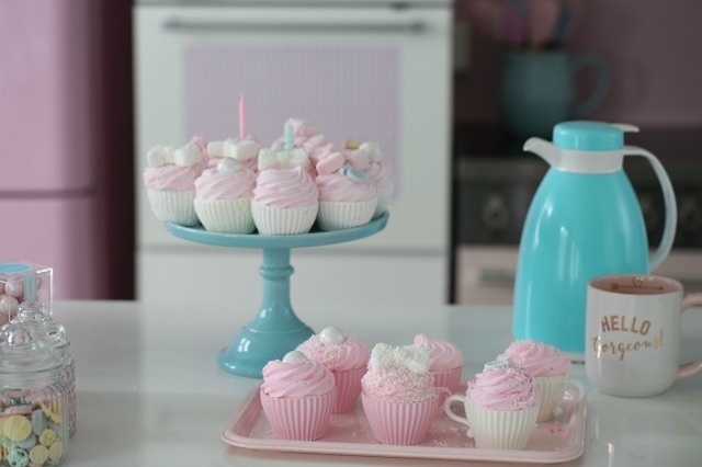 Manuela’s Diner episode 10, How to make Marshmallows Cupcakes ( video blog)