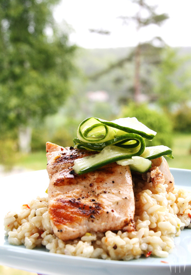 Grillet laks, agurksalat og sitronrisotto - feire dagen!