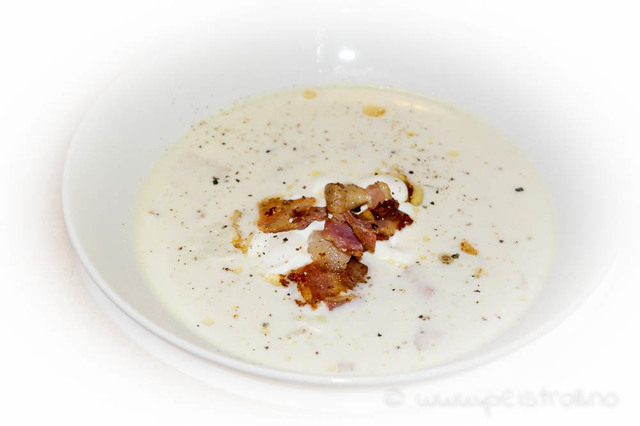 Blomkålsuppe toppet med bacon