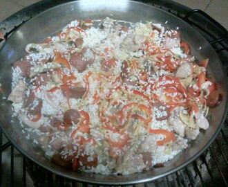 Paella med chorizo, kylling og sitron
