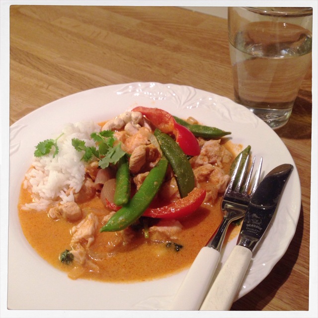 Thai rød curry med kylling og grønnsaker