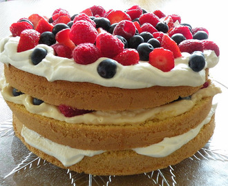 17. mai kake med bær og vaniljekrem
