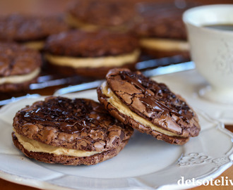 Mørke sjokoladecookies med peanøttfyll