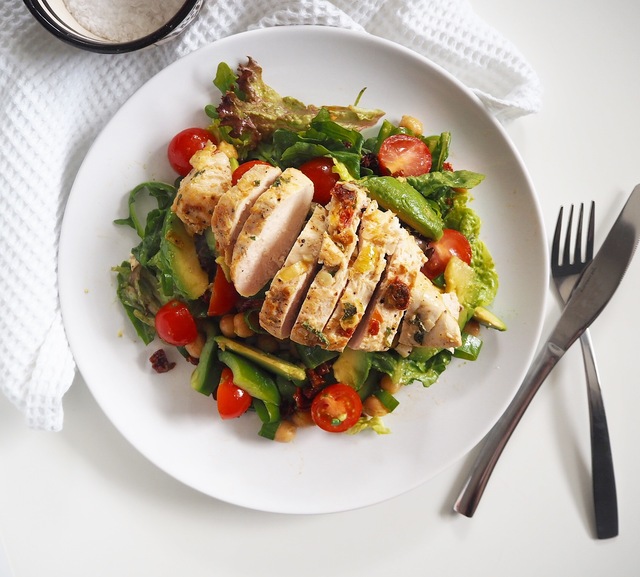 Saftig kyllingsalat med soltørkede tomater