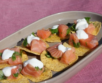 Limemarinert salmalaks med koriander på nachos