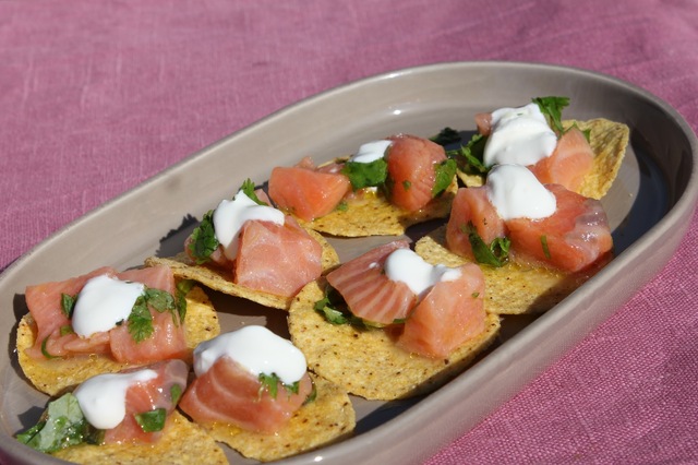 Limemarinert salmalaks med koriander på nachos