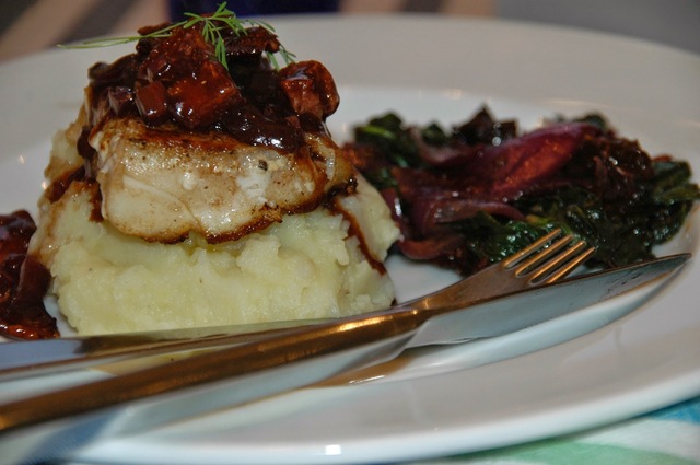 Smørstekt torsk med spinatsalat og balsamicosaus med bacon