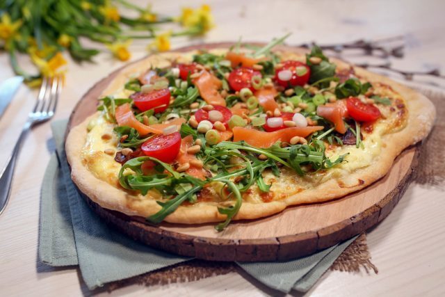 Hvit pizza med røkt laks – oppskrift