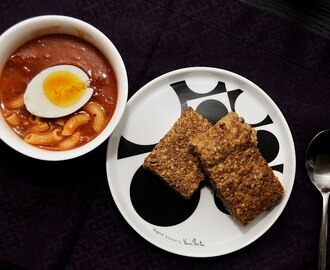 Tomatsuppe og kokos-brød (lavkarbo)