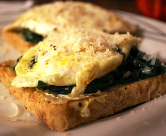 Smørbrød med hvitløksstekt spinat, egg og parmesan