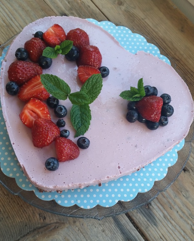 Glutenfri yoghurtkake med smak av skogsbær