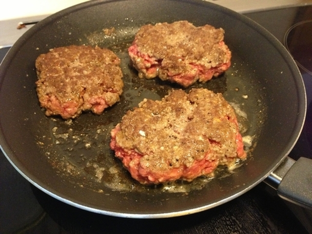 Middagstips: Saftig cheddarburger på hjemmelaget burgerbrød med aioli, avocado, timian, tomat ++