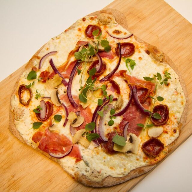 Hvit pizza med skinke og chorizo | Det glade kjøkken