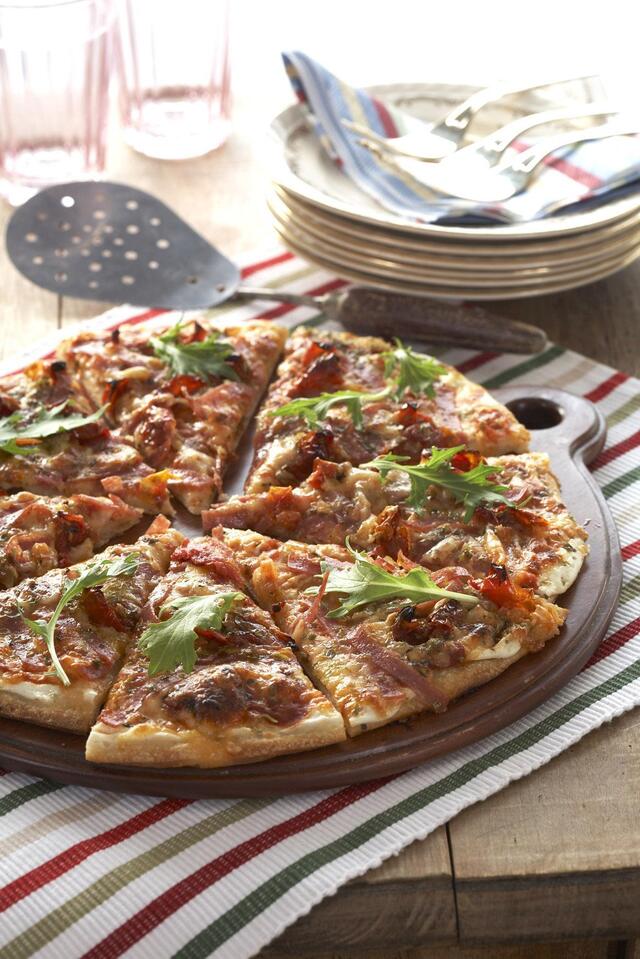 Salamipizza med grov pizzabunn