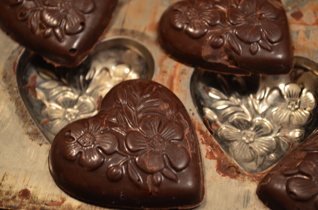 Valentineshjerter av sjokolade med salt karamell.