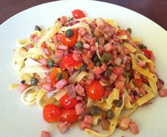 Tagliatelle med bacon og kapers