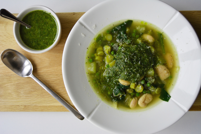 Grønn minestrone med hjemmelaget urtepesto