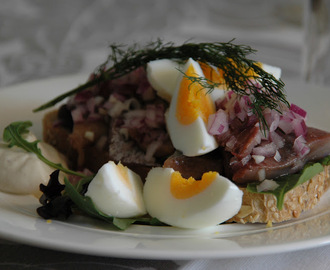 Sildesmørbrød med egg og rødløk