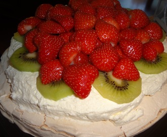 Pavlova med jordbær og kiwi