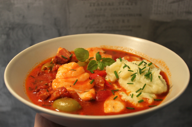 Spicy tomatgryte med torsk, choritzo og ostepotetmos.