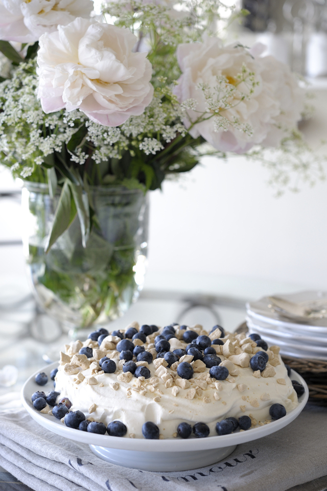 Kjempegod kake pyntet med blåbær og pikekyss