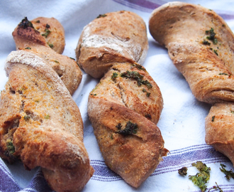 Kaldthevede brødpinner og rundstykker med og uten smak