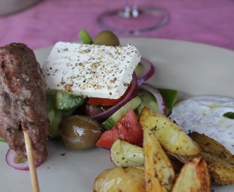 Tyrkiske køfte med mynte dip og gresk salat