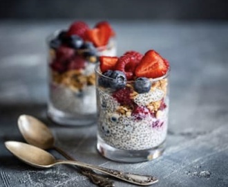 Chiapudding med granola og bær