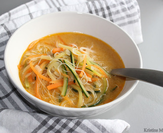 Asiatisk grønnsakssuppe med kokosmelk og glassnudler