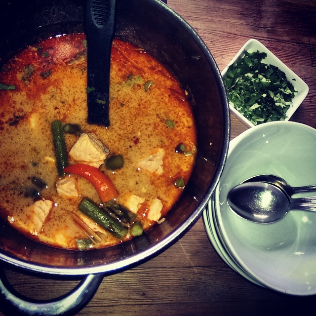 Rød curry-suppe med laks og asparges