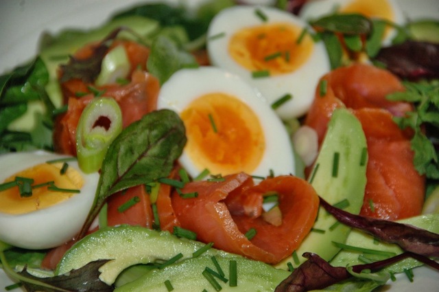 Lunsjsalat med laks, egg, avocado og pinjekjerner