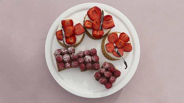 Fredriks butterdeigspai med sjokolade og bringebær / Mascarponekrempai med jordbæ