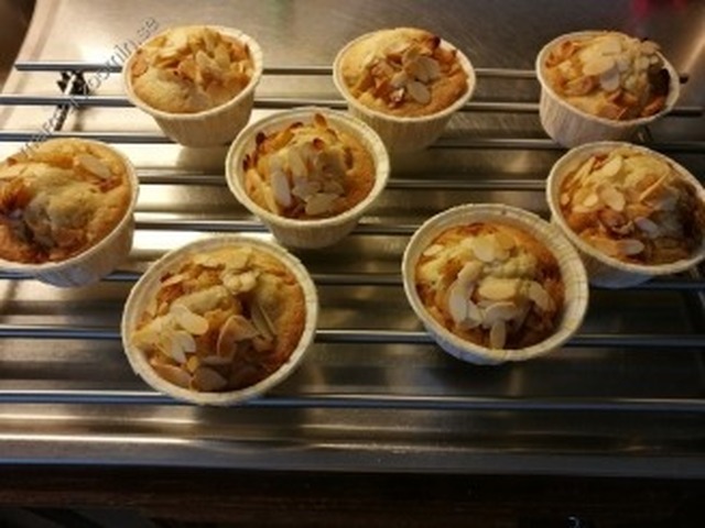Recept.Dagens Muffinsbak med äpple, kanel och flagad mandel.