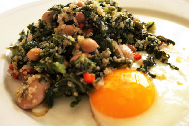 Sunn og proteinrik middag: grønnkål med quinoa, bønner og speilegg