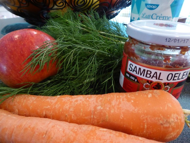 Dagens lunch - rökt lax med het röra med äpple, morot och dill