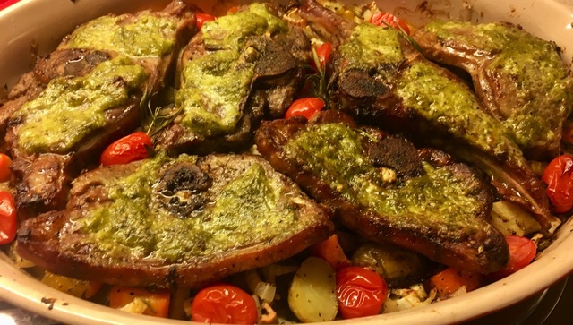 Lammekoteletter med pesto på høstens grønnsaker