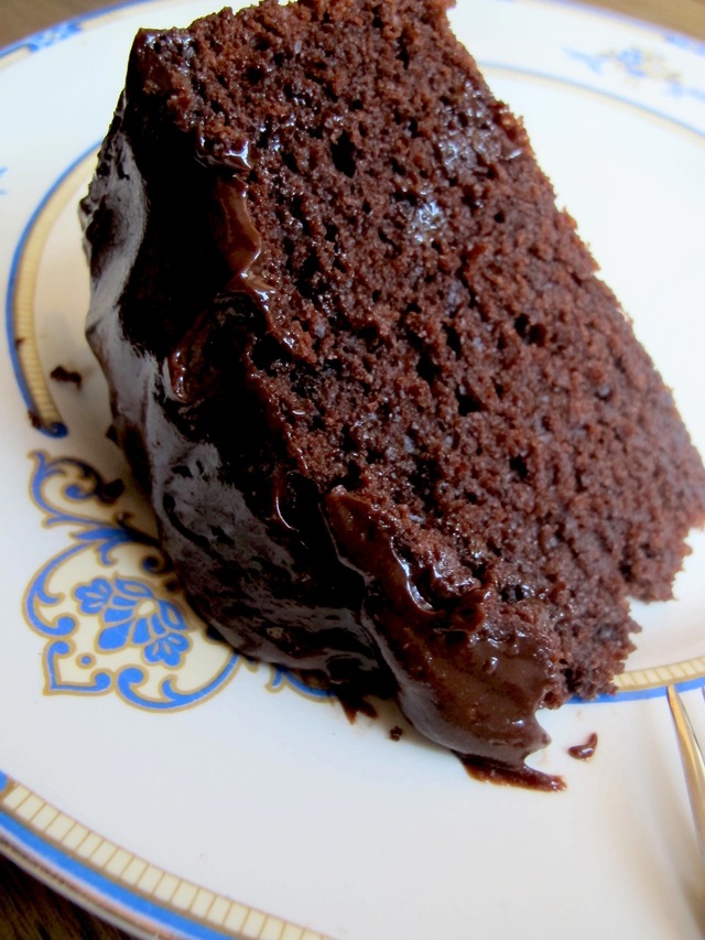 Byens aller saftigste sjokoladekake med en frekk rømme/sjokoladeglasur.