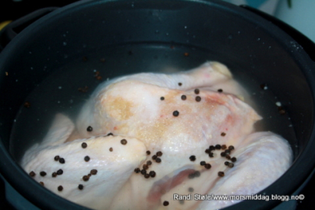 Koking av høns på 30 minutter i Crock-pot