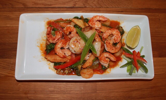 Kamskjell og scampi i tom yum