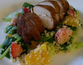 Sommersalat med karri-marinert kyllingfilet og limedressing
