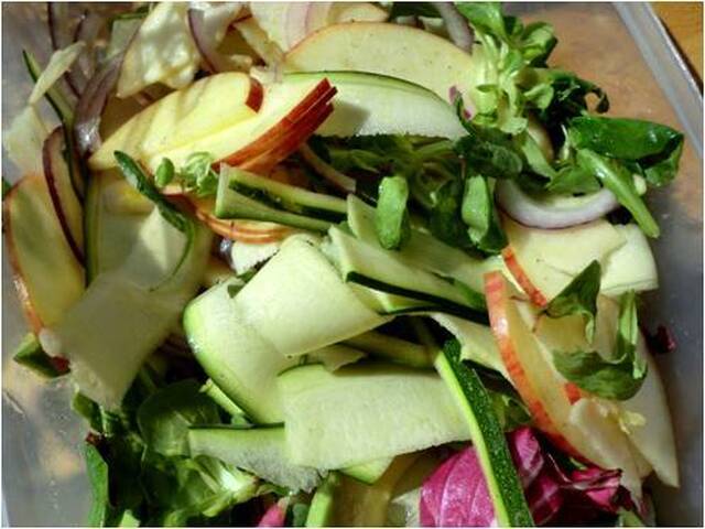 Tilbehør: Salat med squash, eple og avocado