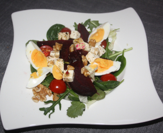 Salat med rødbeter, fetaost, egg og valnøtter