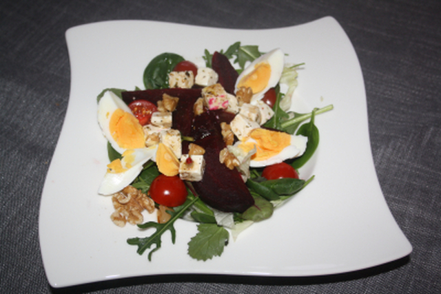 Salat med rødbeter, fetaost, egg og valnøtter