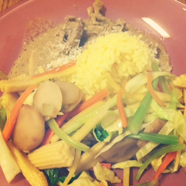 Thai grønn curry med svinekjøtt og grønnsaker