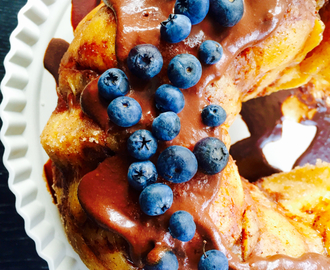 Monkeybread stuffed with blueberries, cream cheese and topped with chocolate sauce