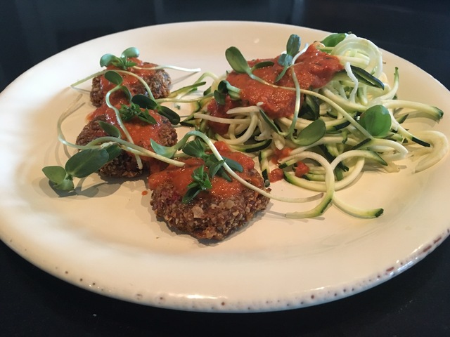 Italienske rawfood burger med paprika saus og squash pasta – raw og plantebasert oppskrift