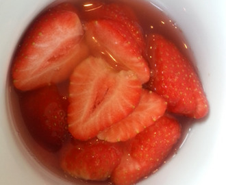 Fredagsgodteri; rabarbrasuppe med jordbær