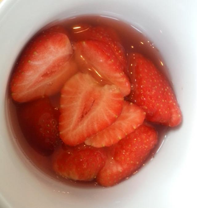 Fredagsgodteri; rabarbrasuppe med jordbær